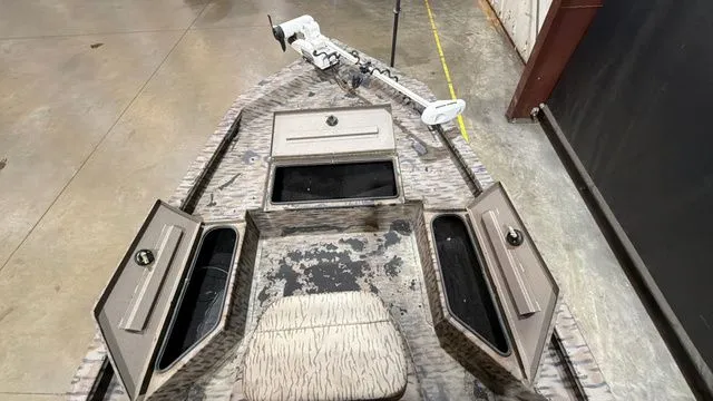 Slide: The Image of 2014 Xpress XP18CC boat with Yamaha 90, interior view. - 13