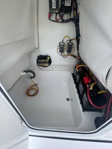 Slide: The Image of Grady-White Fisherman 180 2025 - 15