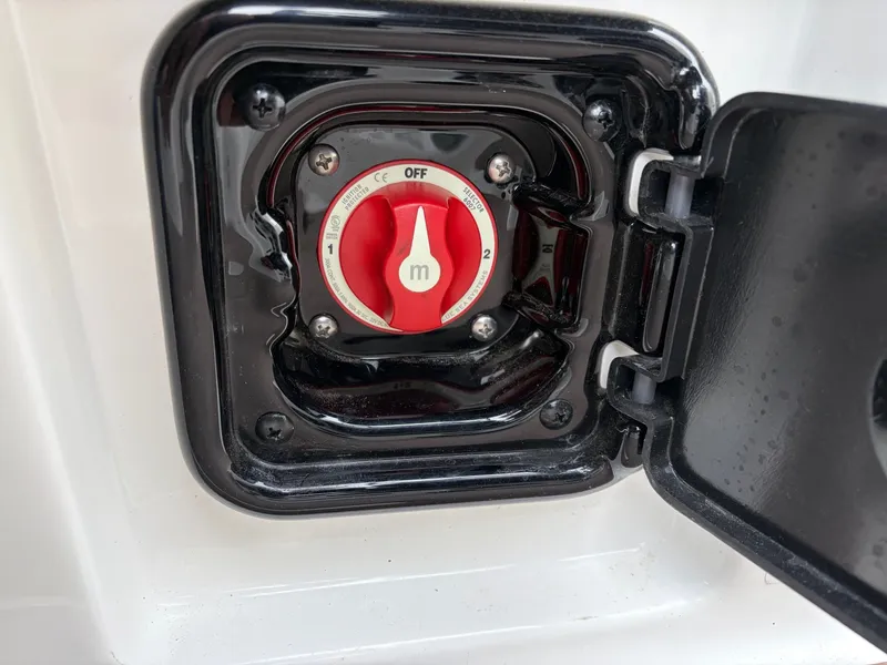 Slide: The Image of Battery switch of 2021 Malibu Wakesetter 21 MLX. - 37