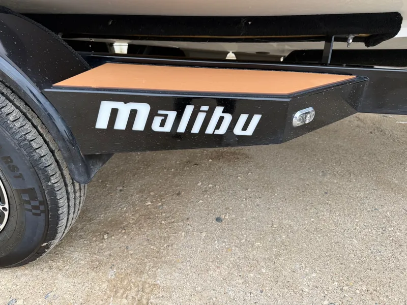 Slide: The Image of Malibu Wakesetter 21 MLX 2021 boat trailer detail view. - 40
