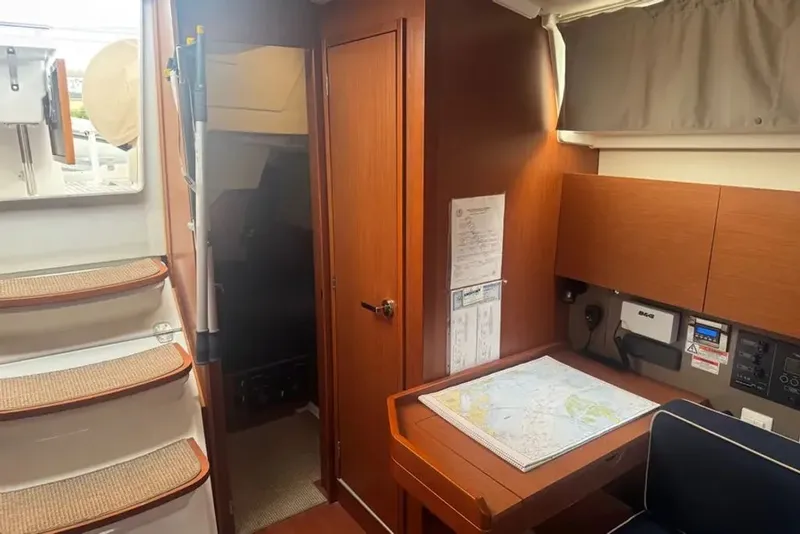 Slide: The Image of Beneteau Oceanis 2019 - 10