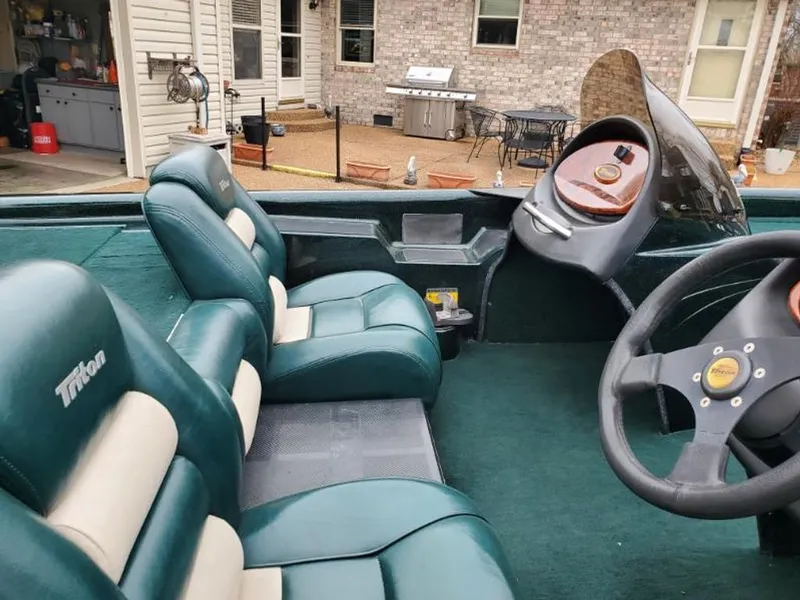 Slide: The Image of Triton TR-21 1998 - 5