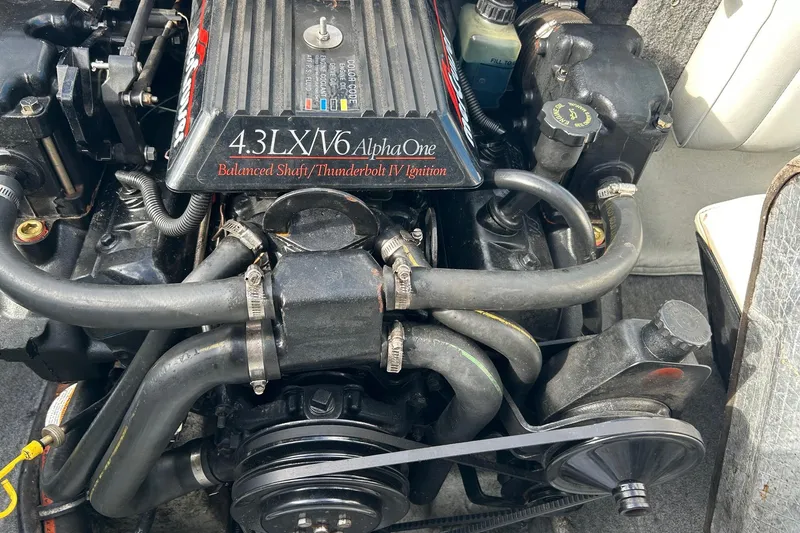 Slide: The Image of 1995 Reinell 18 BRXL boat engine, 4.3L V6 Alpha One, detailed view. - 15