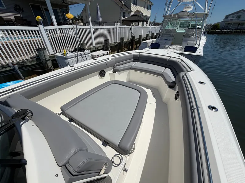Slide: The Image of Boston Whaler 330 Outrage 2024 - 34
