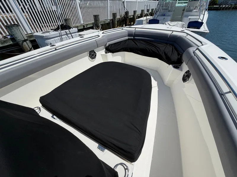 Slide: The Image of Boston Whaler 330 Outrage 2024 - 50