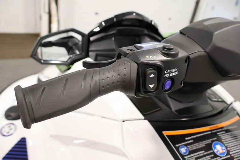 Slide: The Image of 2026 Yamaha WaveRunner VX Deluxe handlebar with cruise control and no wake mode. - 9