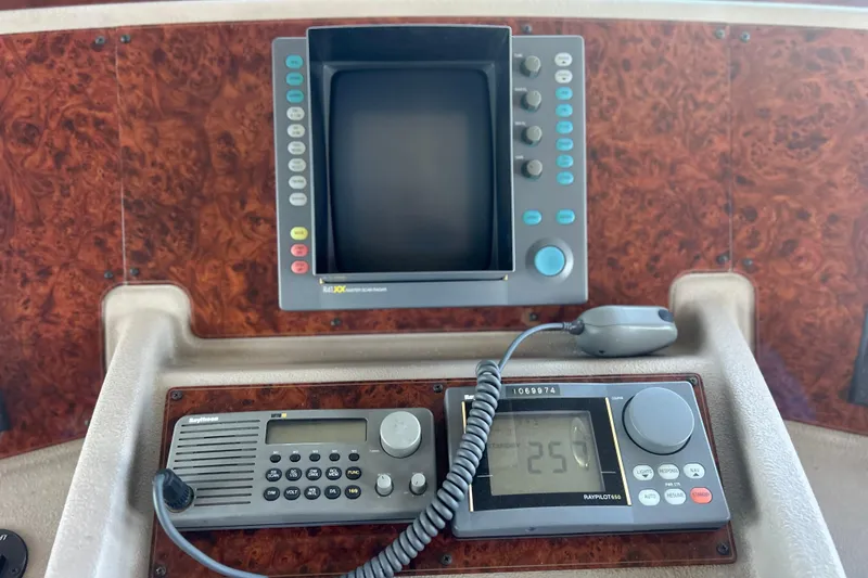 Slide: The Image of Tachometer of 1998 Bayliner 5788 Pilot House Motoryacht showing 685 engine hours. - 36