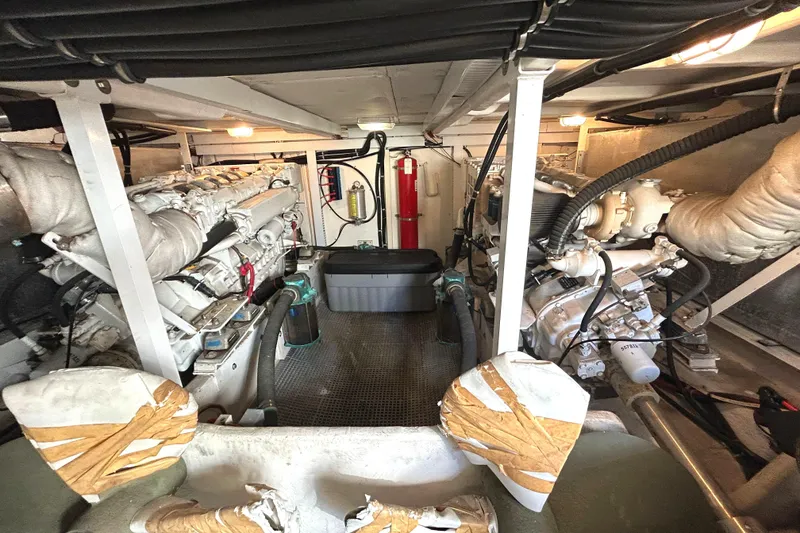 Slide: The Image of Engine room of 1998 Bayliner 5788 Pilot House Motoryacht, showcasing starboard engine. - 72