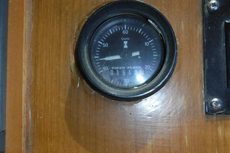 Slide: The Image of Volvo Penta gauge on 1987 Lien Hwa 47 Elegant MK III yacht dashboard. - 52