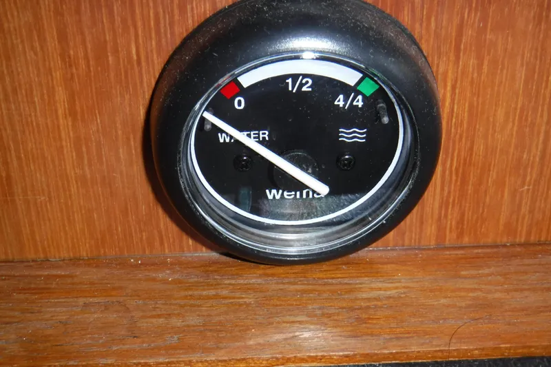 Slide: The Image of Water level gauge on 1987 Lien Hwa 47 Elegant MK III yacht dashboard. - 55