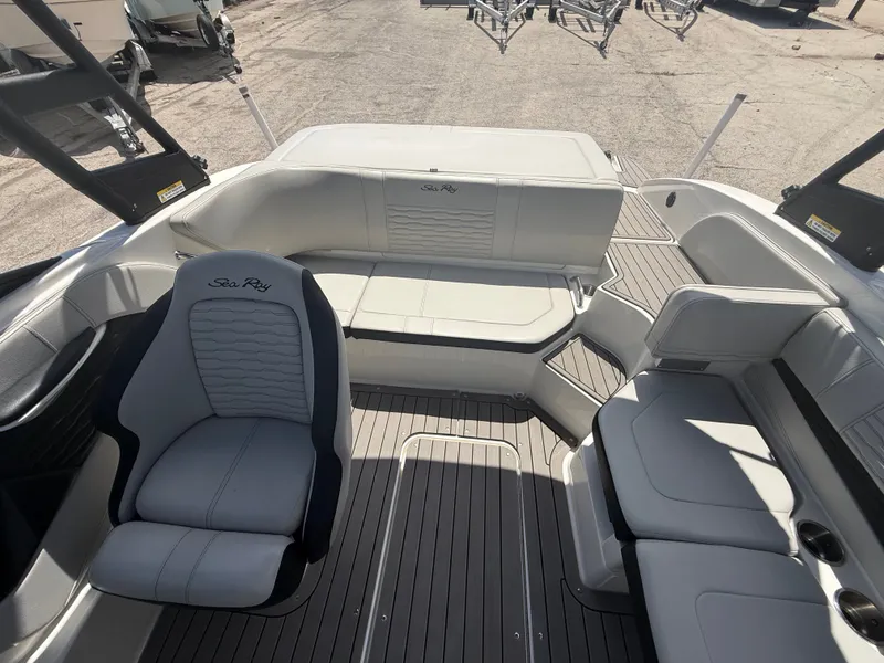 Slide: The Image of Sea Ray 190 Sport 2022 - 14
