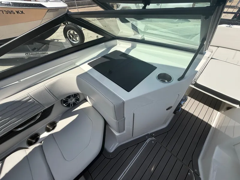 Slide: The Image of Sea Ray 190 Sport 2022 - 17
