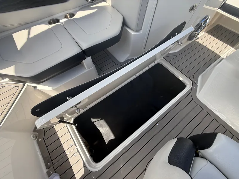 Slide: The Image of Sea Ray 190 Sport 2022 - 21