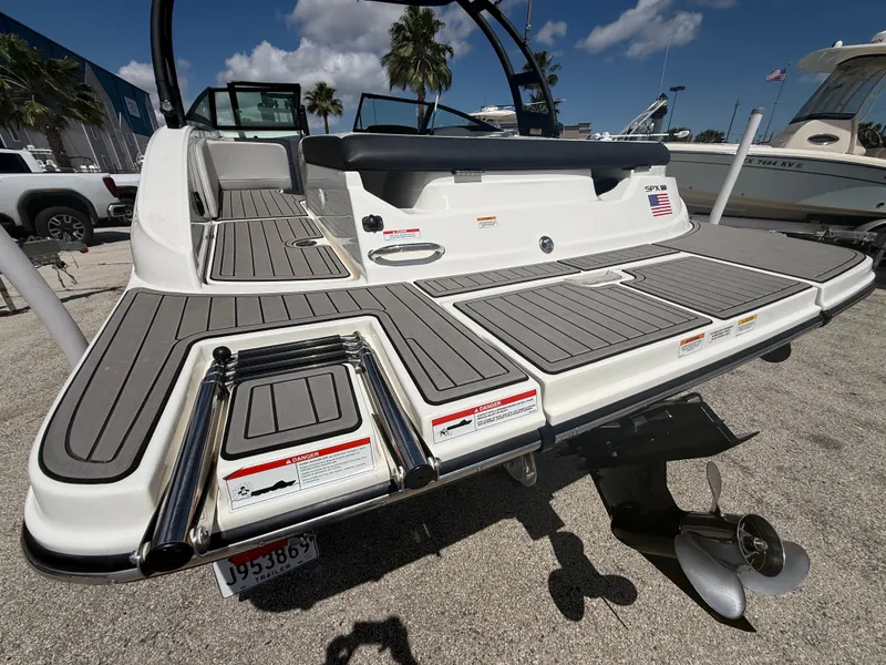 Slide: The Image of Sea Ray 190 Sport 2022 - 8