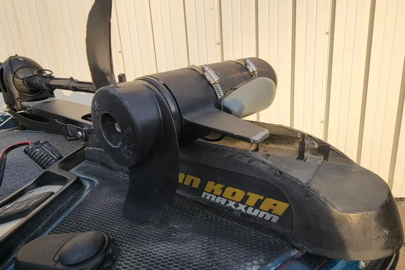 Slide: The Image of 2001 Ranger 518DVX Comanche boat with Minn Kota Maxxum trolling motor. - 11