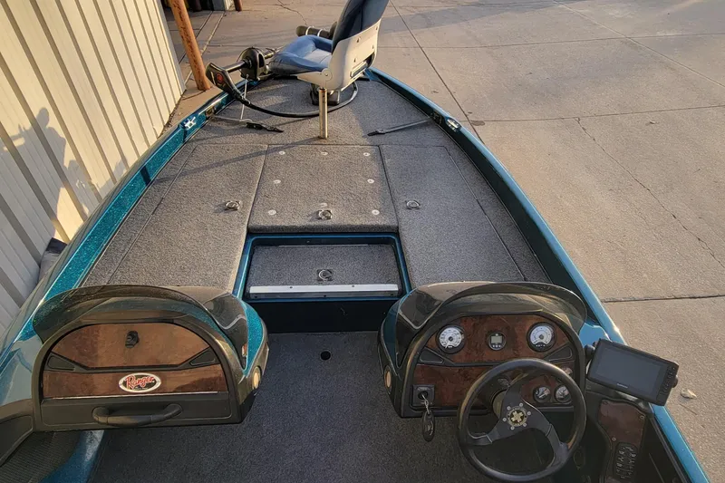Slide: The Image of 2001 Ranger 518DVX Comanche boat interior with steering wheel and seating. - 15