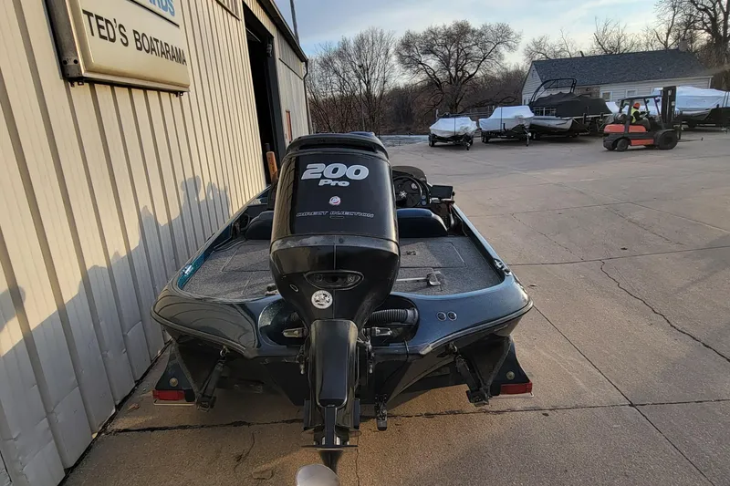 Slide: The Image of 2001 Ranger 518DVX Comanche boat with 200 Pro motor at Ted's Boatarama. - 2