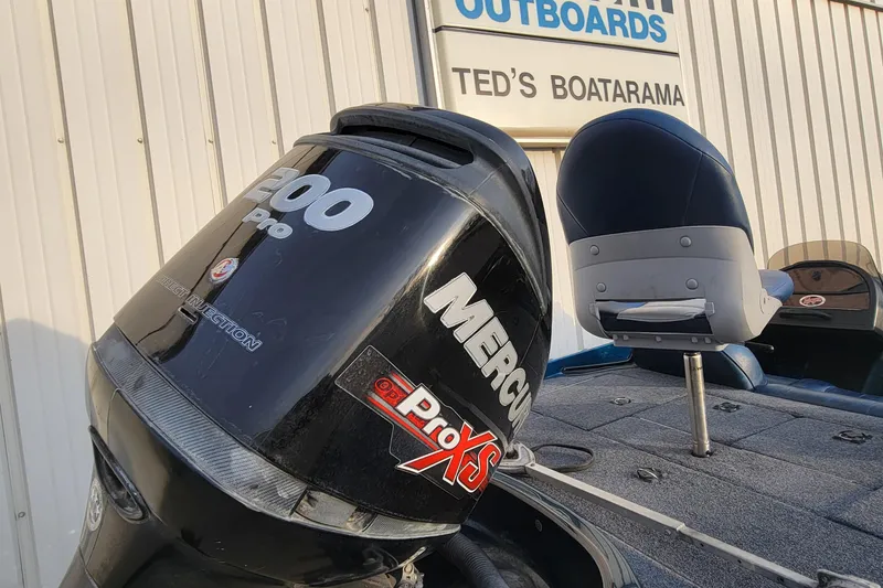 Slide: The Image of 2001 Ranger 518DVX Comanche with Mercury Pro XS engine at Ted's Boatarama. - 6