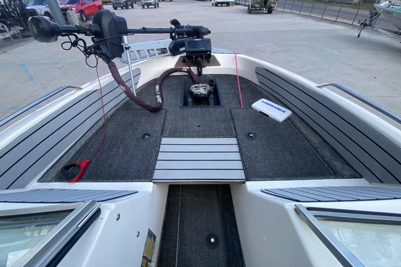 Slide: The Image of 2002 Skeeter SL 190 boat interior with fishing equipment and Lowrance device. - 20