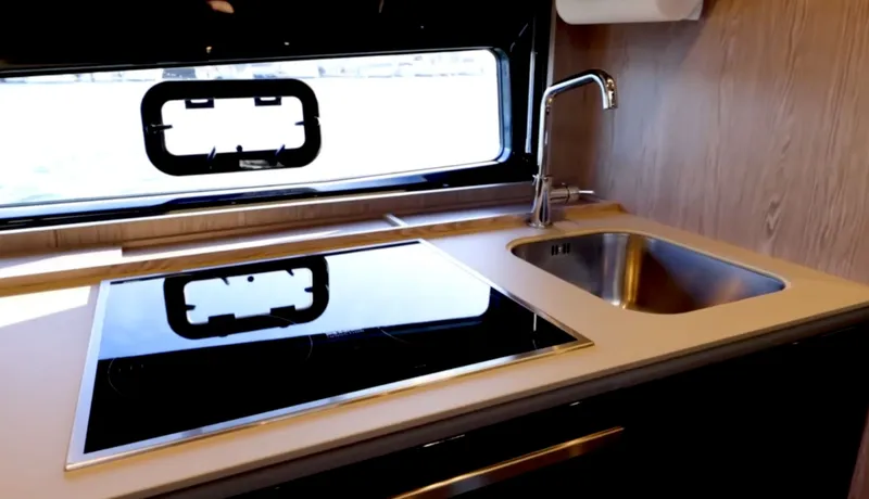 Slide: The Image of Azimut 51 Atlanis 2019 - 27