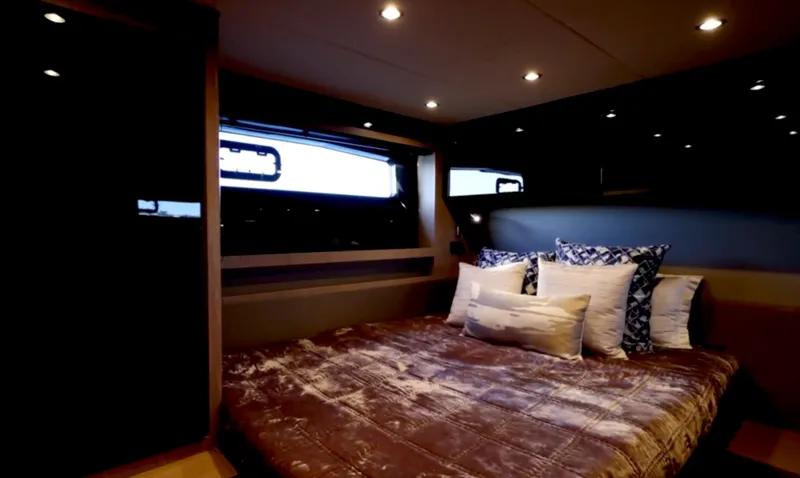 Slide: The Image of Azimut 51 Atlanis 2019 - 37