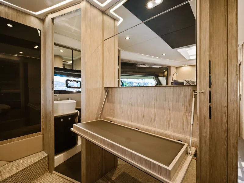 Slide: The Image of Azimut 51 Atlanis 2019 - 53