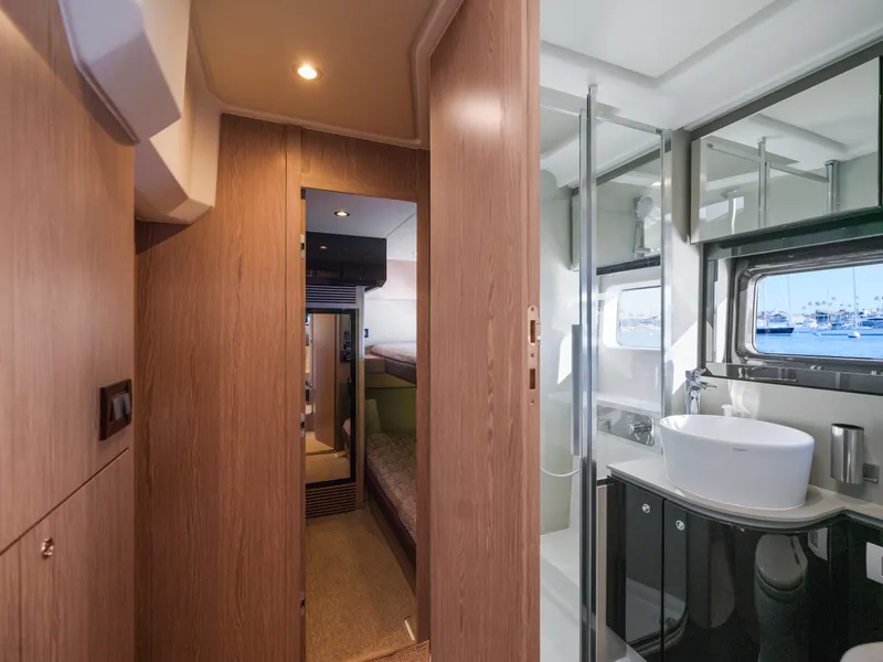 Slide: The Image of Azimut 51 Atlanis 2019 - 61