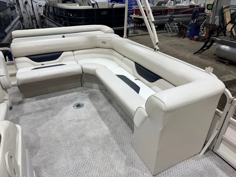 Slide: The Image of Interior view of a 2006 Smoker Craft 8522 pontoon boat. - 28