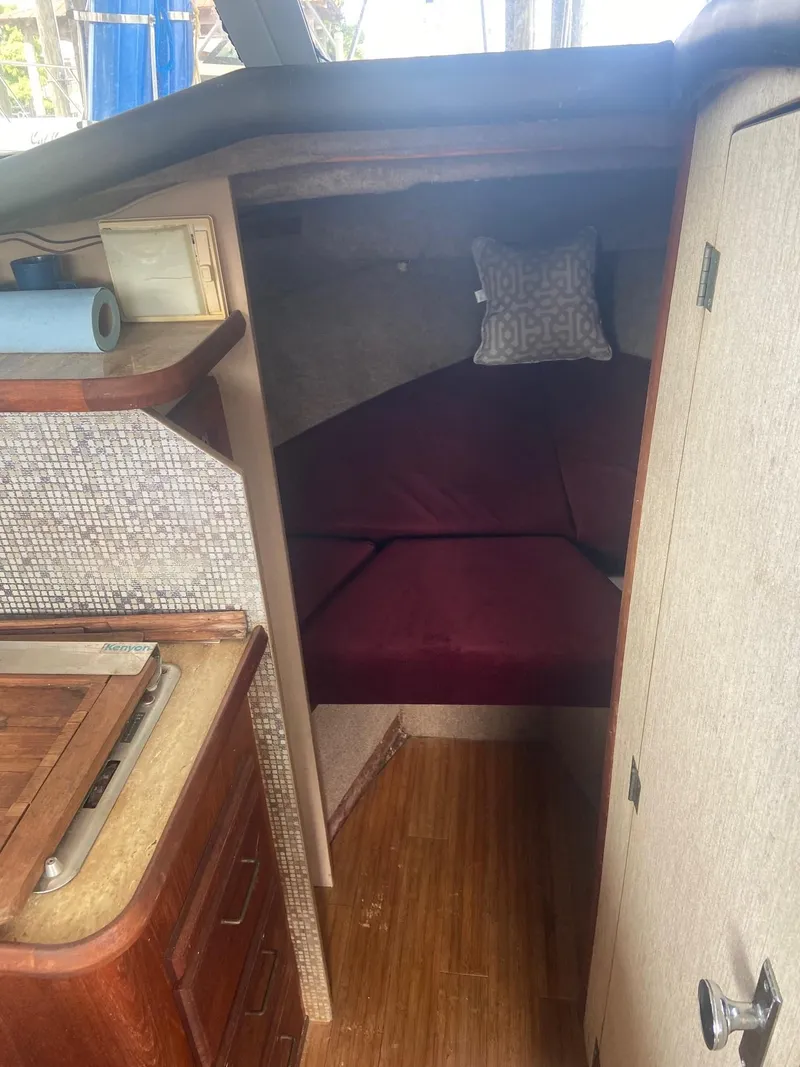 Slide: The Image of Bayliner 2850 Contessa 1985 - 3