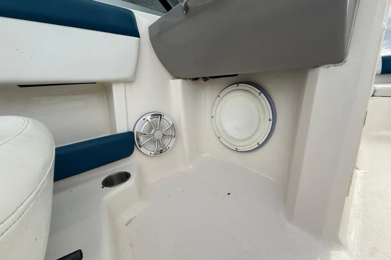 Slide: The Image of Interior of 2016 Chaparral H20 21 Deluxe boat with speaker and cup holder. - 14
