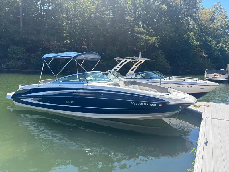 The Image of Sea Ray 240 Sundeck 2011 - 1