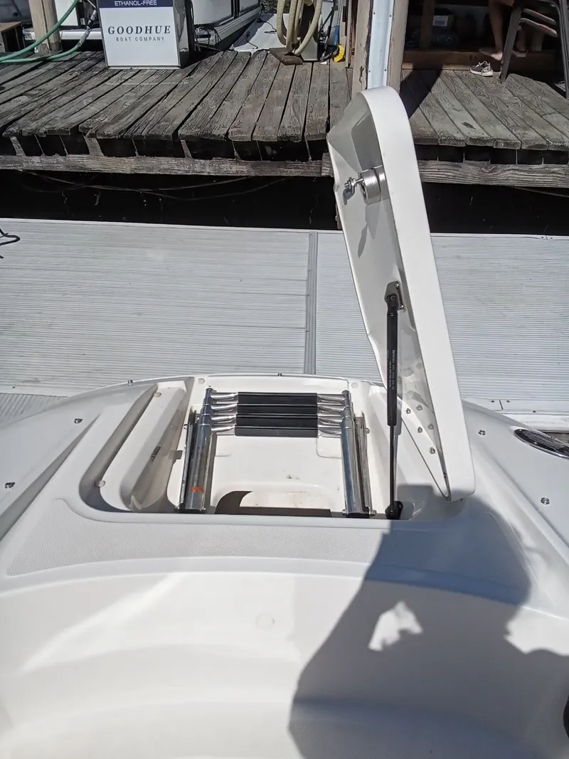 Slide: The Image of Sea Ray 240 Sundeck 2011 - 15