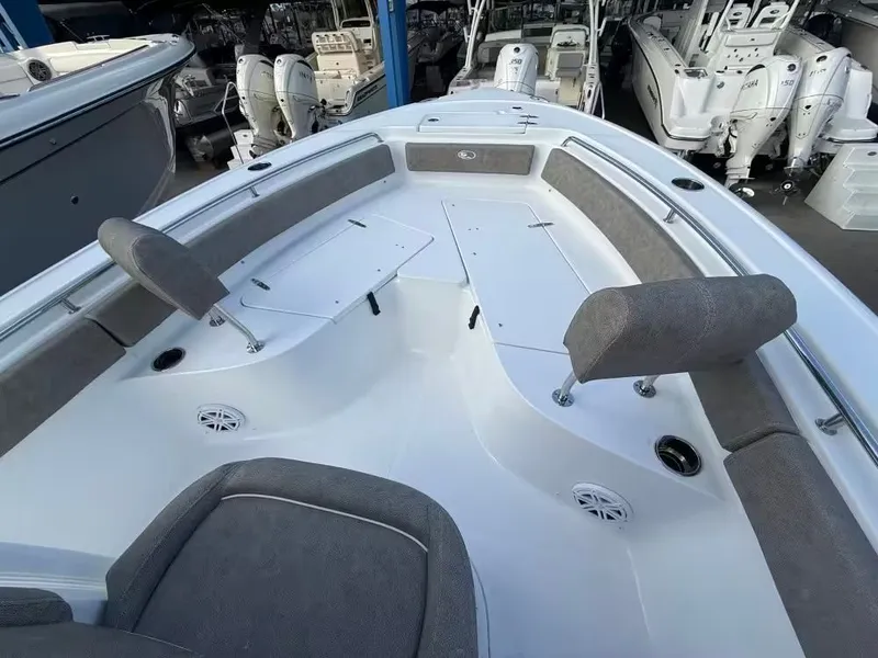 Slide: The Image of Sea Hunt Ultra 229 2026 - 12