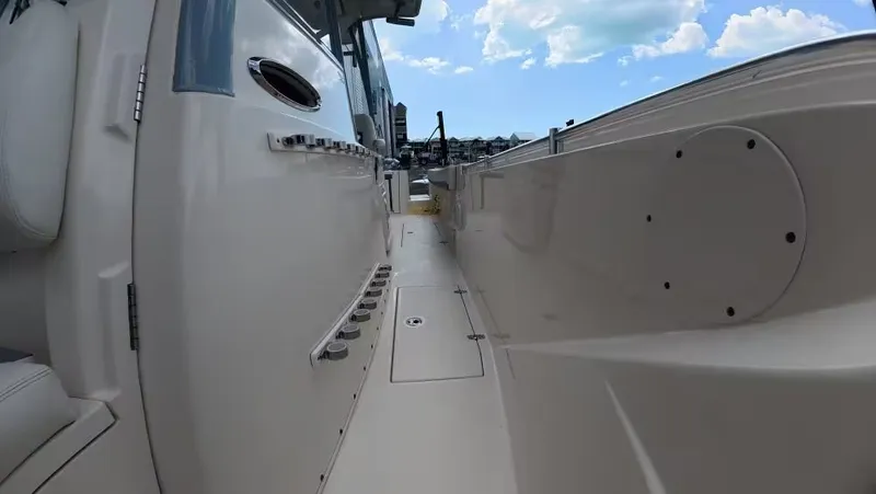 Slide: The Image of Cobia 320CC 2019 - 16