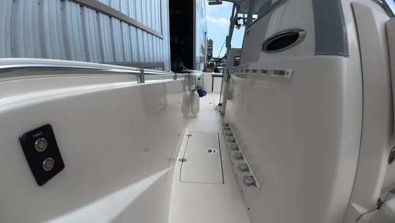 Slide: The Image of Cobia 320CC 2019 - 17