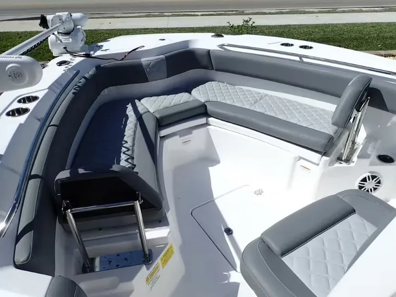 Slide: The Image of NauticStar 242L Offshore 2024 - 17