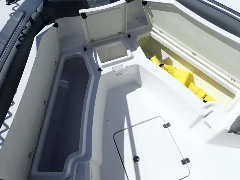 Slide: The Image of NauticStar 242L Offshore 2024 - 19