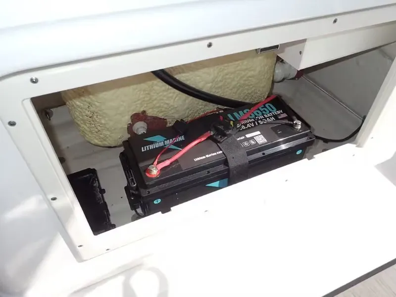 Slide: The Image of NauticStar 242L Offshore 2024 - 22