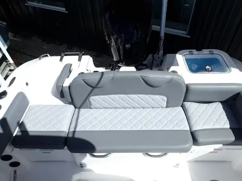 Slide: The Image of NauticStar 242L Offshore 2024 - 5