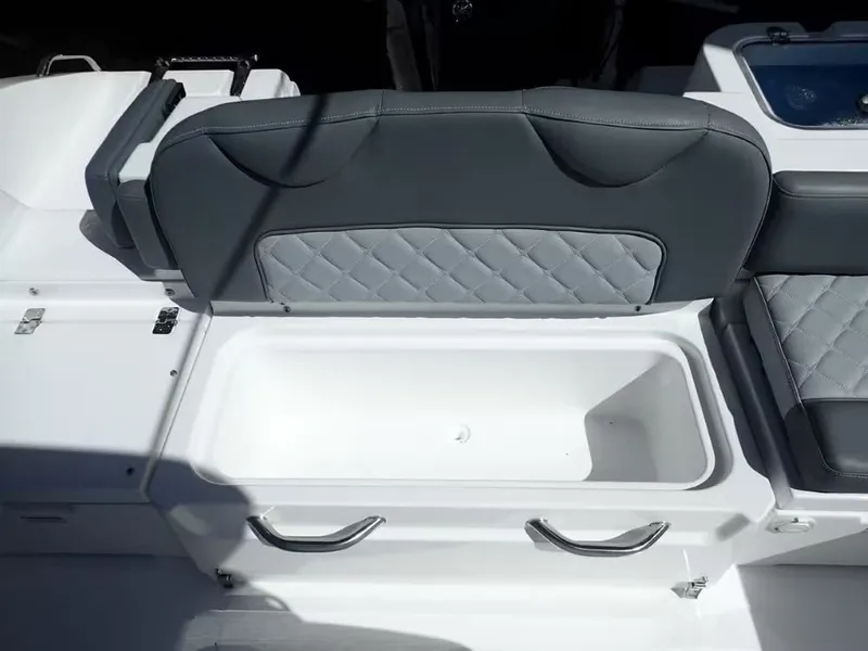 Slide: The Image of NauticStar 242L Offshore 2024 - 6