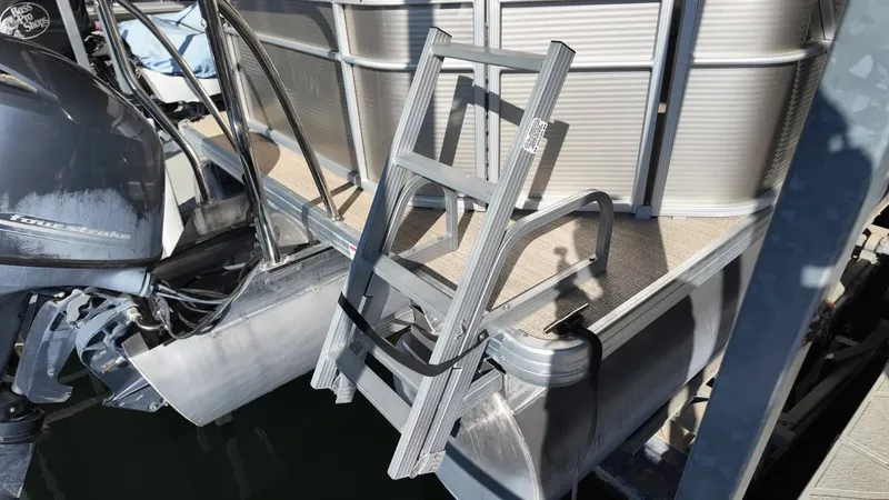 Slide: The Image of Godfrey Sweetwater 2286SB 2017 - 60