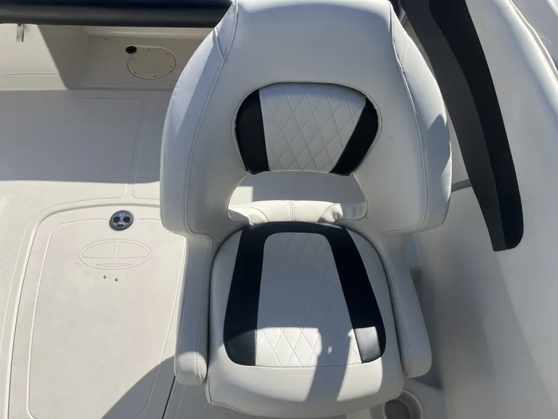 Slide: The Image of White seat in 2016 Tahoe 550 TS boat. - 31