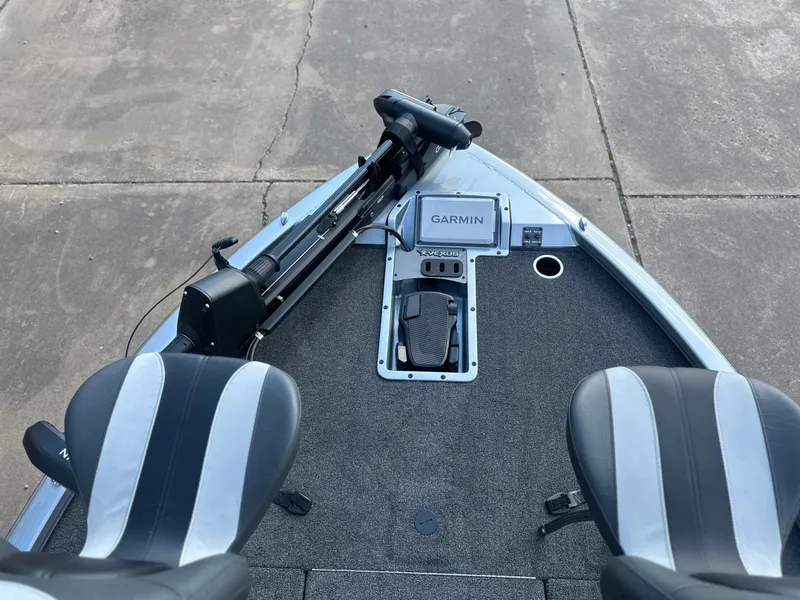 Slide: The Image of Vexus AVX 1985s 2026 with Garmin technology and comfortable seating. - 7