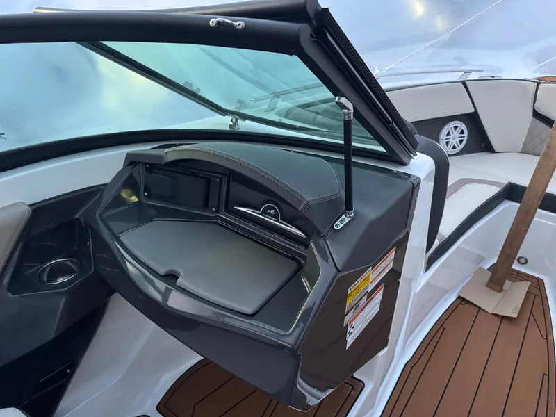 Slide: The Image of Monterey 235SS Super Sport 2022 - 5