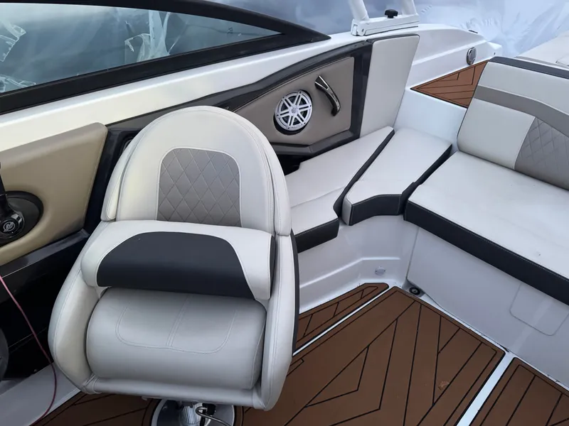 Slide: The Image of Monterey 235SS Super Sport 2022 - 6