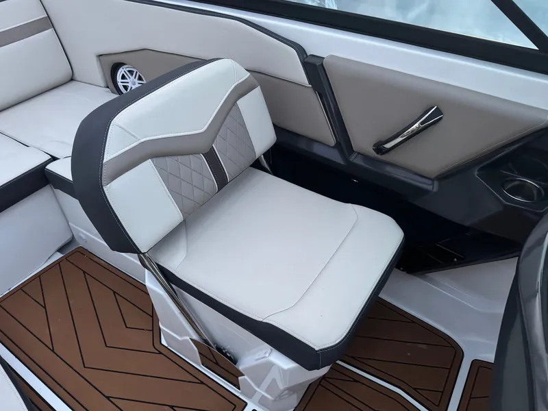 Slide: The Image of Monterey 235SS Super Sport 2022 - 7