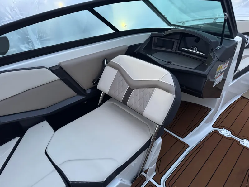 Slide: The Image of Monterey 235SS Super Sport 2022 - 8