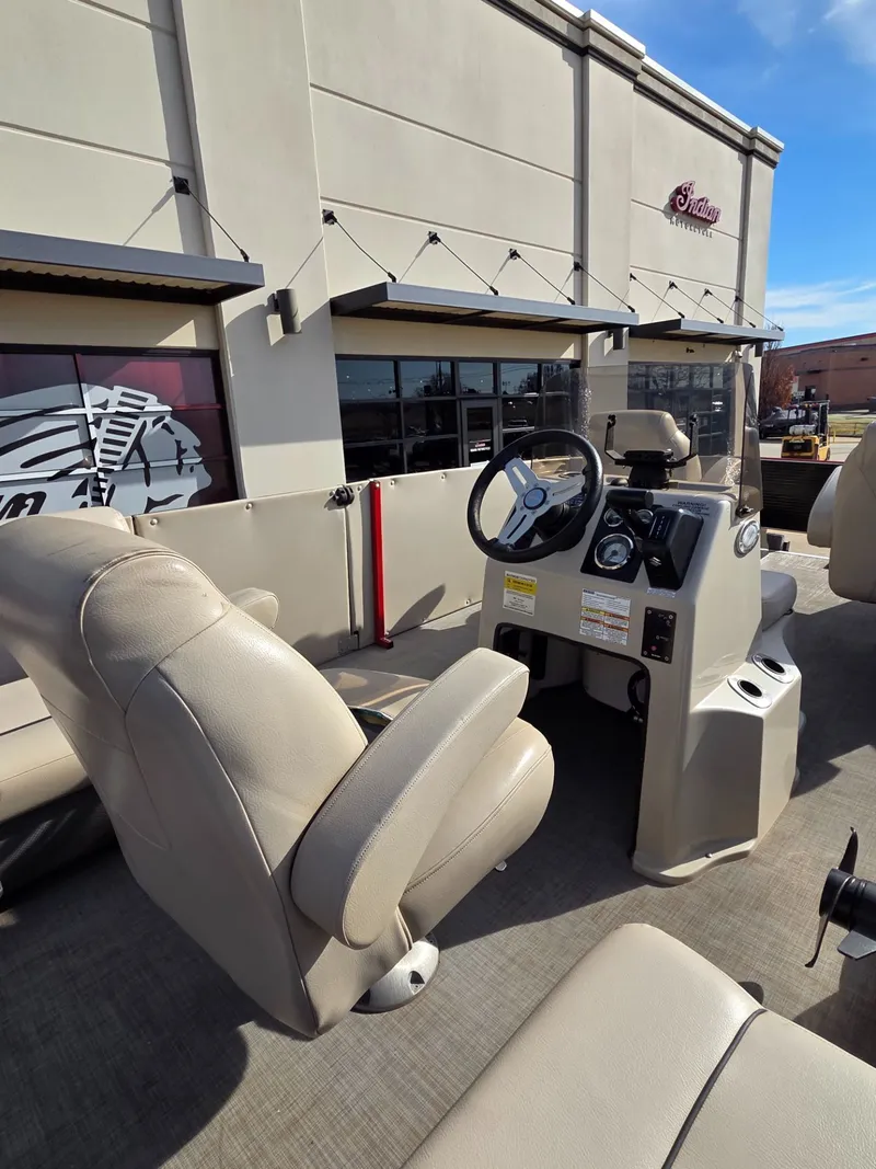 Slide: The Image of Silver Wave 230 Grand Costa CC 2018 - 13