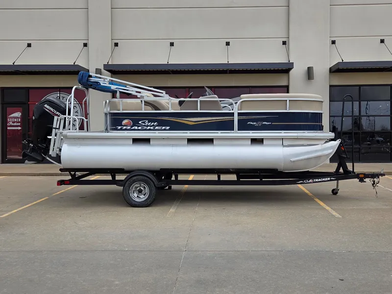 The Image of Sun Tracker Party Barge 18 DLX 2021 - 1