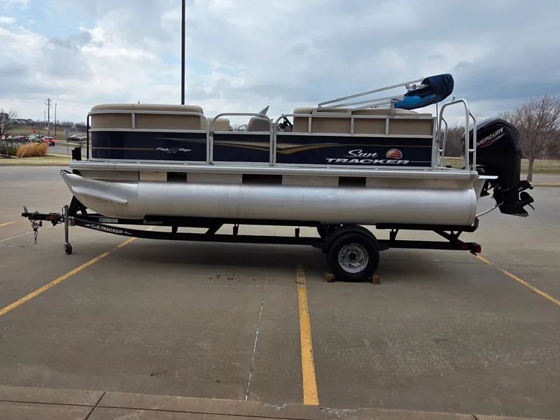 Slide: The Image of Sun Tracker Party Barge 18 DLX 2021 - 5